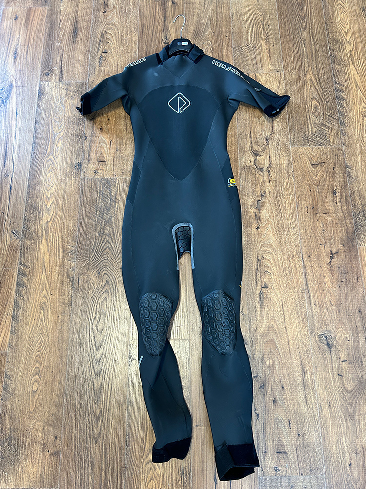 Neil Pryde steamer 3/2 Small #025 £25 Neil Pryde steamer 3/2 Small #025 £25